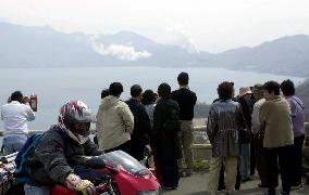 Volcanic activity at Mt. Usu continues as tourists look on